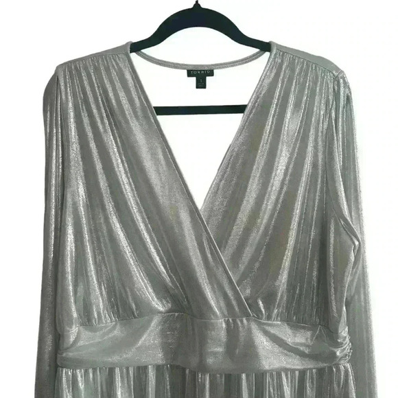 TORRID Metallic Silver Liquid Knit Surplice Mini Dress Size 1 / US 14/16 - Picture 3 of 9